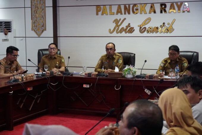 RAPAT: Pj Wali Kota Palangka Raya, Akhmad Husain yang diwakili Plt Asisten Perekonomian dan Pembangunan Setda Kota Palangka Raya, Luis Eveli memimpin rakor dan evaluasi percepatan penanganan kawasan Ponton di aula Peteng Karuhei II, Kantor Wali Kota Palangka Raya, Jalan Tjilik Riwut, Senin (10/2).