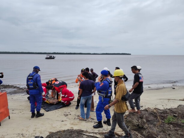 OLAH TKP: Anggota Polres Kobar dan Polsek Kumai melakukan olah TKP terkait penemuan mayat di tepi pantai Desa Kubu, Kamis (30/1).