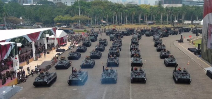 PARADE: Alutsista milik Korps Marinir unjuk kekuatan di Lapangan Silang Monas, Jakarta Pusat.