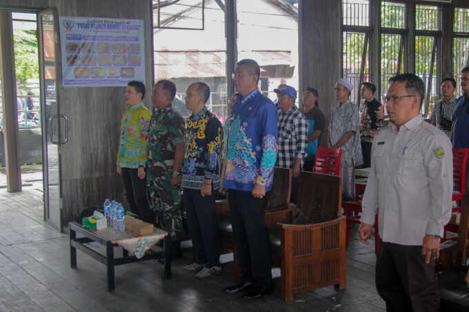 PELATIHAN: Pj Wali Kota Palangka Raya, Akhmad Husain membuka Pelatihan Pembuatan Pakan Ikan bagi Nelayan Keramba di wilayah Ponton, di Cafe Bahari Rambang, Kamis (23/1).