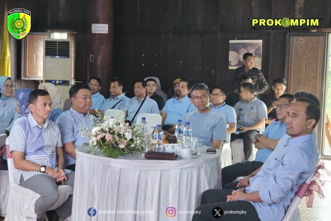 DIPERKENALKAN: Wali Kota Palangka Raya, Akhmad Husain bersama Forkopimda saat diperkenalkan Lagu Palangka Raya dalam rapat di Anjungan Kalimantan Tengah, Taman Mini Indonesia Indah (TMII), Jakarta, Selasa (28/1).