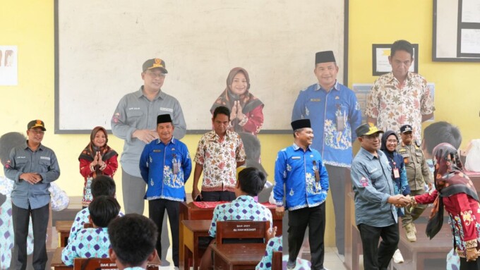 KUNJUNGAN KERJA : Penjabat Bupati Lamandau Said Salim saat meninjau fasilitas pendidikan di SMP Negeri 1 Tapin Bini, Kecamatan Lamandau, beberapa waktu lalu.