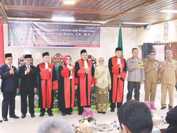 HADIR: Wakapolda Kalteng, Brigjen Pol Dr. Rakhmad Setyadi, mewakili Kapolda menghadiri pelantikan dan pengambilan sumpah jabatan Wakil Ketua PT Palangka Raya, Muhammad Damis, di Aula PT, Senin (3/2).