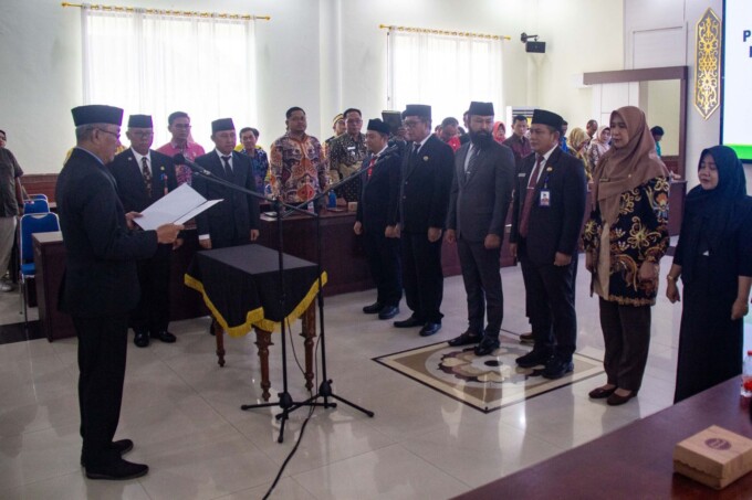 Pj Sekda Kota Palangka Raya, Arbert Tombak melantik pejabat pimpinan tinggi pratama, administrator, serta pengawas di lingkungan Pemerintah Kota (Pemko) Palangka Raya, di Peteng Karuhei II, Kantor Wali Kota Palangka Raya, belum lama ini.