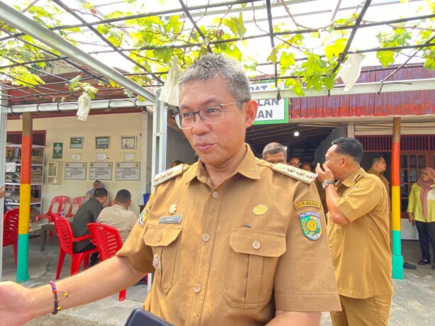 Pj Wali Kota Palangka Raya, Akhmad Husain memberikan arahan saat menghadiri Musrenbang di Kecamatan, Sabangau tepatnya di Kebun Buah Slamet, Jalan Pasir Panjang, Selasa (4/2).