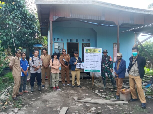 MENDAMPINGI : Babinsa Koramil 1011-01 Kapuas Kuala mendampingi pengecekan fisik pembangunan jalan dan pemukiman di Desa Sidorejo, Kecamatan Tamban Catur, Kabupaten Kapuas, Selasa (4/2).