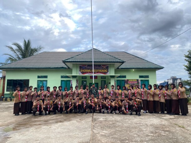 PENGUKUHAN : Anggota Saka Wira Kartika Kodim 1013/Mtw mengikuti pengukuhan di halaman Koramil 1013-07 Murung, Selasa (4/2).