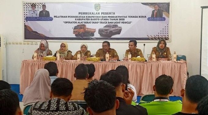 PEMBEKALAN: Disnakertranskop UKM Kabupaten Barito Utara memberi pembekalan bagi peserta pelatihan operator alat berat, Selasa (3/2).