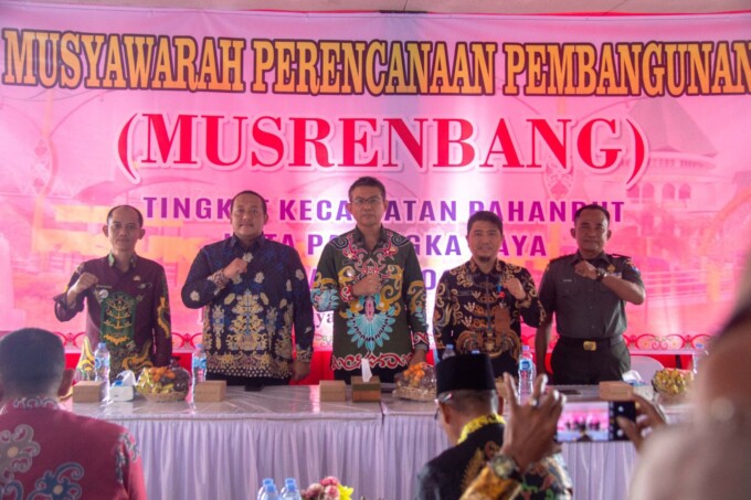 MENGHADIRI: Pj Wali Kota Palangka Raya, Akhmad Husain, menghadiri Musrenbang tingkat Kecamatan Pahandut di Pusat Kuliner Pelabuhan Rambang Jalan Riau, Kamis (6/2).