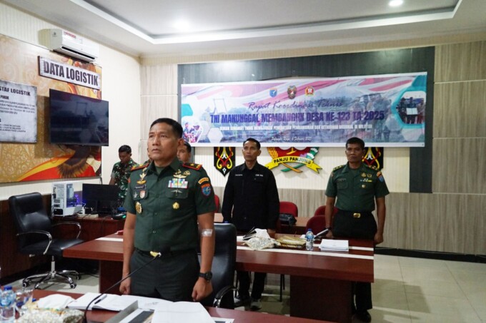 RAKORNIS : Danrem 102/Pjg Brigjen TNI Wimoko didampingi Kasiterrem, Kapenrem, dan Pasi Bakti TNI mengikuti Rakornis TMMD ke-123 tahun 2025 yang dipimpin Waster Kasad Bidang Tahwil, Komsos dan Bakti TNI Brigjen TNI Taufiq Shobri melalui vicon di Ruang Command Center Korem 102/Pjg, Kamis (6/2).
