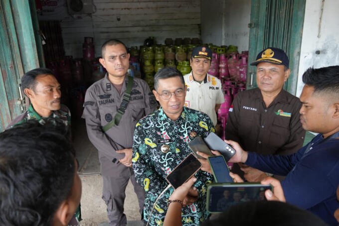 INSPEKSI MENDADAK : Penjabat Bupati Lamandau Said Salim saat meninjau stok elpiji 3 kg di sejumlah pangkalan dan agen, belum lama ini.