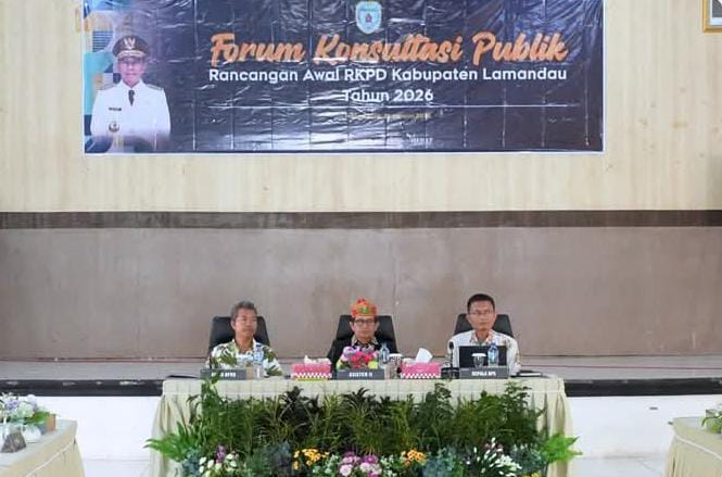 PEMBAHASAN : Pemerintah Kabupaten Lamandau melaksanakan konsultasi publik rancangan awal RKPD Kabupaten Lamandau tahun 2026 di Aula Bappedalitbang, belum lama ini.