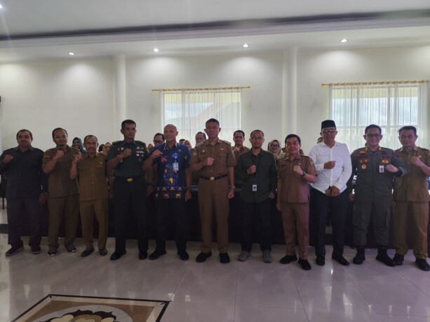 MENGHADIRI: Pj Wali Kota Palangka Raya, Akhmad Husain menghadiri Forum Konsultasi Publik tentang PPKS dan Layanan Pengaduan di ruang rapat Peteng Keruhei I, Selasa (11/2).