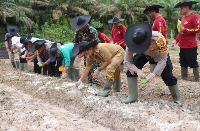 SINERGI : Penjabat Bupati Lamandau Said Salim bersama Kapolres Lamandau AKBP Bronto Budiyono serta pejabat lainnya menanam jagung saat penanaman jagung serentak di Kabupaten Lamandau, belum lama ini.