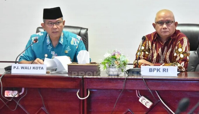 MENGHADIRI: Pj Wali Kota Palangka Raya, Akhmad Husain menghadiri Entry Meeting BPK RI Perwakilan Kalteng terkait pemeriksaan Laporan Keuangan Pemerintah Daerah Tahun Anggaran 2024,di ruang rapat Peteng Karuhei 1, Jumat (14/2).