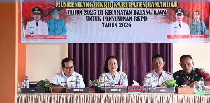 HADIR : Asisten Admistrasi Umum Setda Lamandau Friarayatini menghadiri Musrenbang RKPD Kabupaten Lamandau tahun 2025 tingkat Kecamatan Bantang Kawa di Desa Kinipan, belum lama ini.