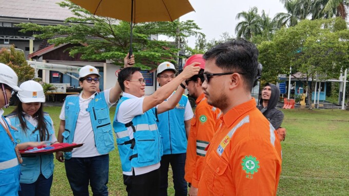 MEMIMPIN: Pj Wali Kota Palangka Raya, Akhmad Husain melalui Plt Asisten I Setda Kota Palangka Raya, Mahdi Suryanto saat menghadiri Bakti Karya PDKB di PLN UP3, Senin (17/2)