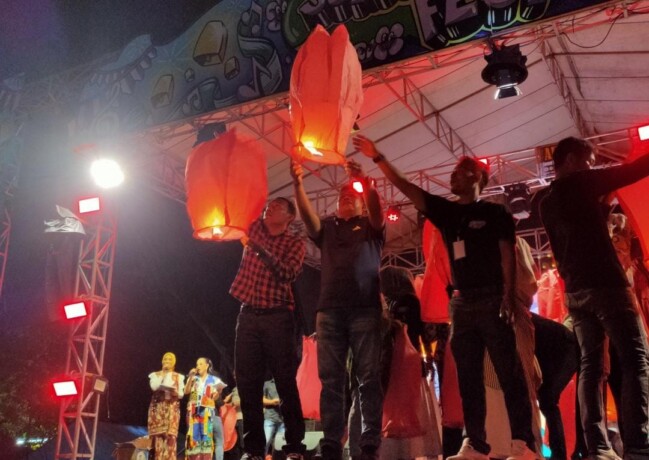 PENUTUPAN : Penjabat Bupati Lamandau Said Salim saat menghadiri malam puncak Sumber Mulya Fest Vol 3 di Lapangan Sepak Bola Desa Sumber Mulya, Kecamatan Bulik, Sabtu (15/2) malam.