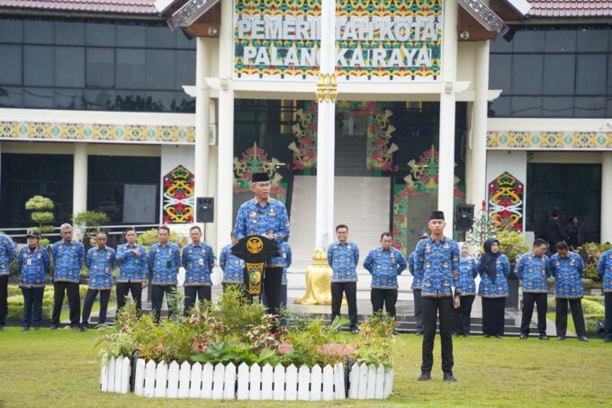 APEL: Pj Wali Kota Palangka Raya, Akhmad Husain saat memimpin Apel Besar ASN di halaman Kantor Wali Kota Palangka Raya, Senin (17/2).