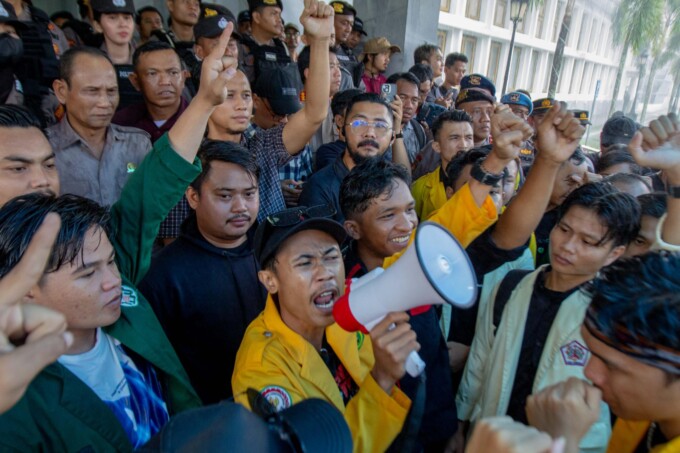 DEMONSTRASI: Sekelompok mahasiswa melakukan demonstrasi di depan Kantor DPRD Kalteng, Rabu (19/2). Salah satu poin tuntutan mereka adalah menolak pemangkasan anggaran terutama sektor pendidikan.