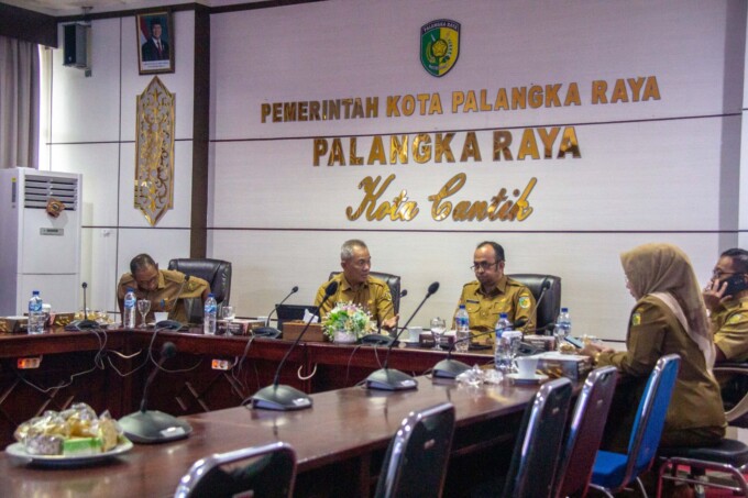 RAPAT: Pj Sekda Kota Palangka Raya, Arbert Tombak mengikuti rapat inflasi di ruang rapat Peteng Keruhei I, Kantor Wali Kota Palangka Raya, Senin (10/2).