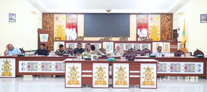 HADIR : Sekretaris Daerah Lamandau M Irwansyah saat menghadiri rapat bersama DPRD terkait penjelasan Inpres Nomor 1 tahun 2025 di ruang rapat paripurna DPRD Lamandau, belum lama ini.