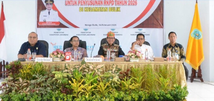 HADIR : Asisten Perekonomian Pembangunan dan SDA Setda Kalteng Meigo Basel saat menghadiri musrenbang RKPD Kabupaten Lamandau tahun 2025 tingkat Kecamatan Bulik, belum lama ini.