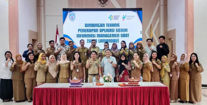 BIMTEK : Sekretaris Dinas Kesehatan Kabupaten Lamandau Ezrom Lande foto bersama setelah membuka bimbinganh teknis (bimtek) di Aula BKD Kabupaten Lamandau, Senin (24/2).