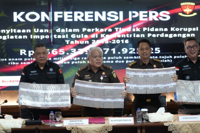 BARBUK: Tim penyidik JAM-Pidsus melakukan penyitaan uang tunai Rp565 Miliar kasus Importasi gula.