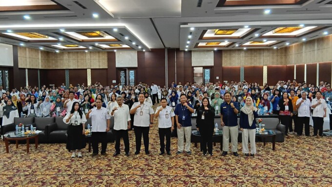 MEMBUKA: Wali Kota Palangka Raya, Fairid Naparin melalui Asisten III Bidang Administrasi Umum Sekretaris Daerah (Setda) Kota Palangka Raya, Dedi Purwantoro membuka giat Bimtek Pengelolaan Dana BOSP, di Ballroom Swiss-BelHotel, Rabu (26/2).