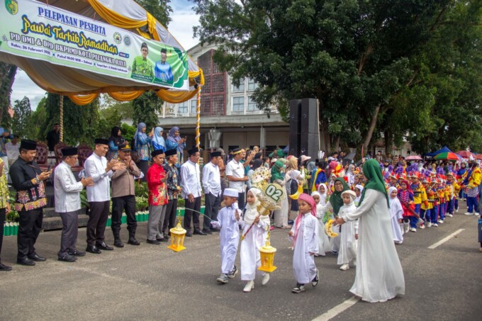 PAWAI TAHRIB: Peserta didik nampak gembira saat mengikuti pawai tahrib menyambut bulan suci Ramadhan, di Kompleks Pendidikan, Jalan Wahidin Sudirohusodo, Rabu siang (26/2)