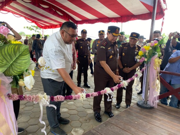 PERESMIAN: Kepala Kejaksaan Tinggi Kalimantan Tengah (Kalteng) Dr. Undang Mugopal dan Dirjen Kementerian Pertanian Andi Nur Alamsyah meresmikan Posko Swasembada Pangan Kejaksaan Tinggi Kalteng, Kamis (27/2/2025).