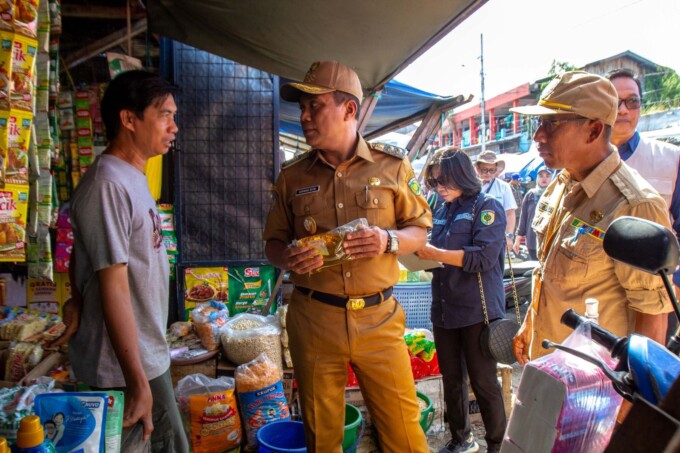 SIDAK: Wakil Wali Kota Palangka Raya, Achmad Zaini memimpin langsung sidak di Pasar Besar Kota Palangka Raya di Jalan Ahmad Yani, Selasa (25/2).