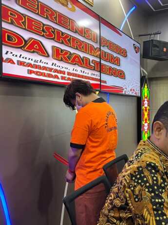 AJ, tersangka pembunuhan wanita di Desa Garung, saat ditampilkan dalam konferensi pers Polda Kalteng, Palangka Raya, 16 Mei 2025. Ia mengakui kabur ke Yogyakarta setelah kejadian karena panik.