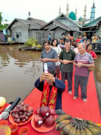Umat Konghucu sembahyang di sungai mentaya