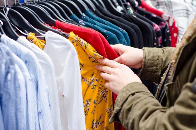 Mix and Match Thrift & High-End: Cara Gen Z Ekspresikan Diri Lewat Fashion