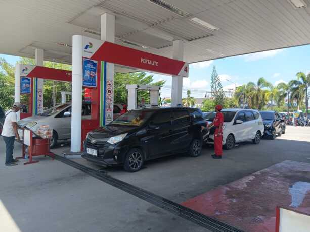 Antrean panjang kendaraan mobil dan motor di SPBU Jalan G.Obos Palangka Raya akibat suplai BBM pertalite dan pertamax berkurang, Kamis 29 Mei 2025.