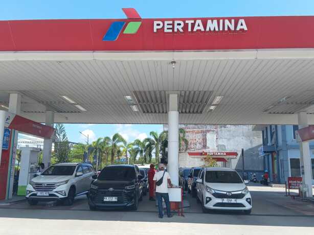Antrean panjang kendaraan di SPBU Pertamina Palangka Raya saat pengisian BBM jenis Pertalite dan Pertamax, mencerminkan distribusi BBM yang tersendat.
