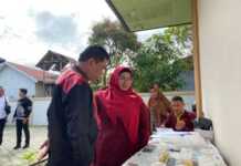 Wakil Bupati Kotim Irawati meninjau pelaksanaan tes urine ASN di Kesbangpol untuk mendeteksi penyalahgunaan narkoba.