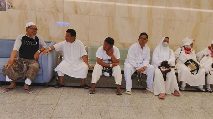 Jemaah haji Kloter BDJ 04 duduk beristirahat di lobi hotel Mekah sebelum pelaksanaan umrah wajib, 21 Mei 2025.