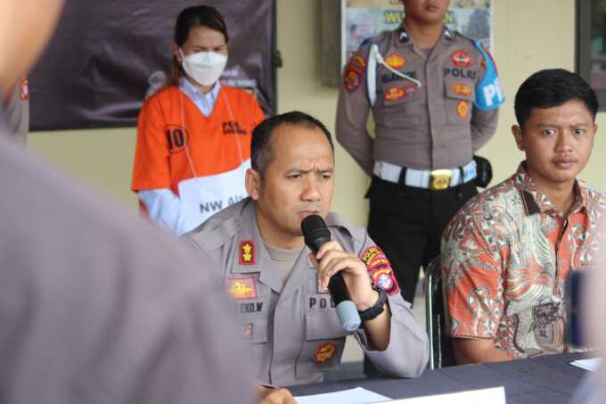 Kapolres Gunung Mas AKBP Heru Eko Wibowo memberikan keterangan pers terkait penangkapan residivis narkoba NW yang diamankan bersama barang bukti hampir 1 ons sabu.