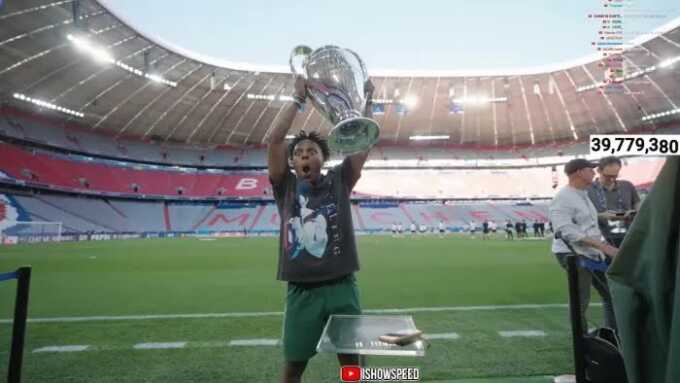 IShowSpeed angkat trofi UCL 2025