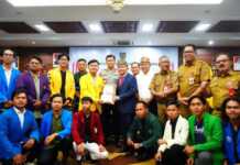 BEM SI Wilayah Kalteng menyerahkan catatan kajian dan policy brief kepada Gubernur Kalteng H Agustiar Sabran usai audiensi.
