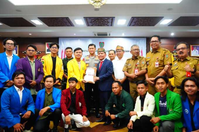 BEM SI Wilayah Kalteng menyerahkan catatan kajian dan policy brief kepada Gubernur Kalteng H Agustiar Sabran usai audiensi.