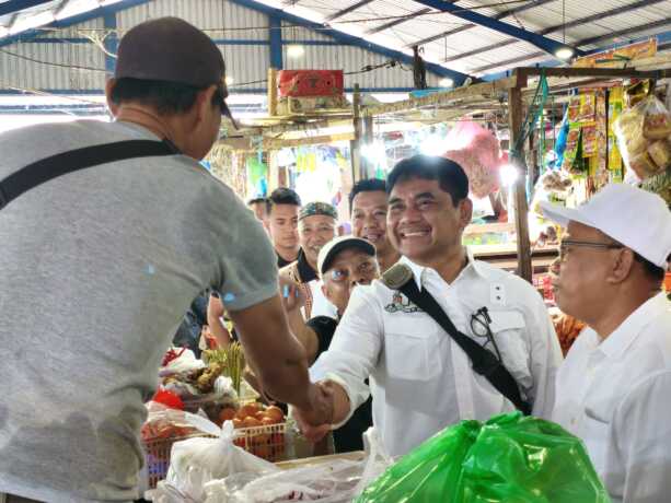 Pasangan Shalahuddin-Felix bersama tim pemenangan melakukan blusukan ke Pasar Pendopo
