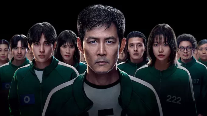 Gi-hun (Lee Jung-jae) bersama peserta lainnya di tengah suasana gelap dan penuh tekanan dalam trailer Squid Game musim ketiga. (Dok. Netflix)