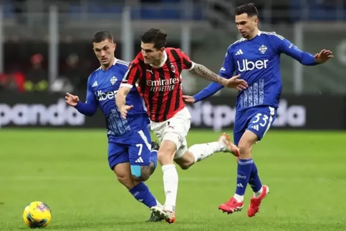 Pemain Milan Christian Pulisic (tengah) saat lawan Como 1907.