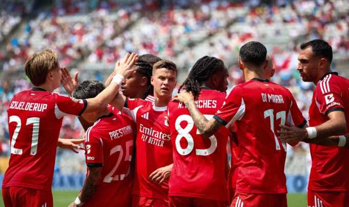 Benfica berhasil menciptakan kejutan besar di Piala Dunia Antarklub 2025. Tim wakil Portugal ini sukses menumbangkan raksasa Jerman, Bayern Munchen, dengan skor tipis 1-0