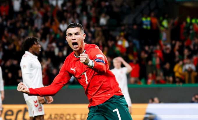 Cristiano Ronaldo kirim jersey perdamaian untuk Donald Trump di tengah konflik Israel dan Iran.