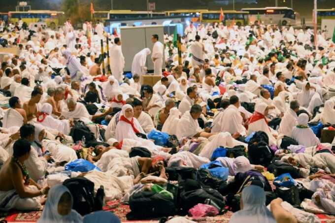 Jemaah haji Indonesia menunaikan mabit di Muzdalifah, Makkah, Arab Saudi